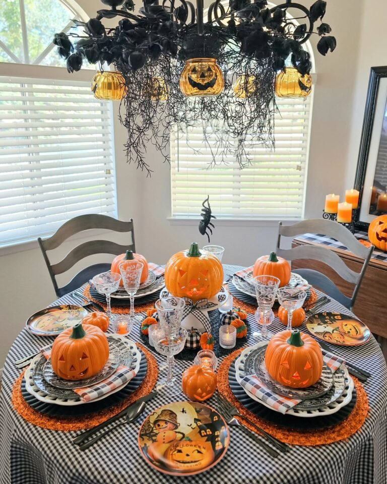 13 Spooky-Chic Halloween Tablescape Ideas 16 13 Spooky-Chic Halloween Tablescape Ideas